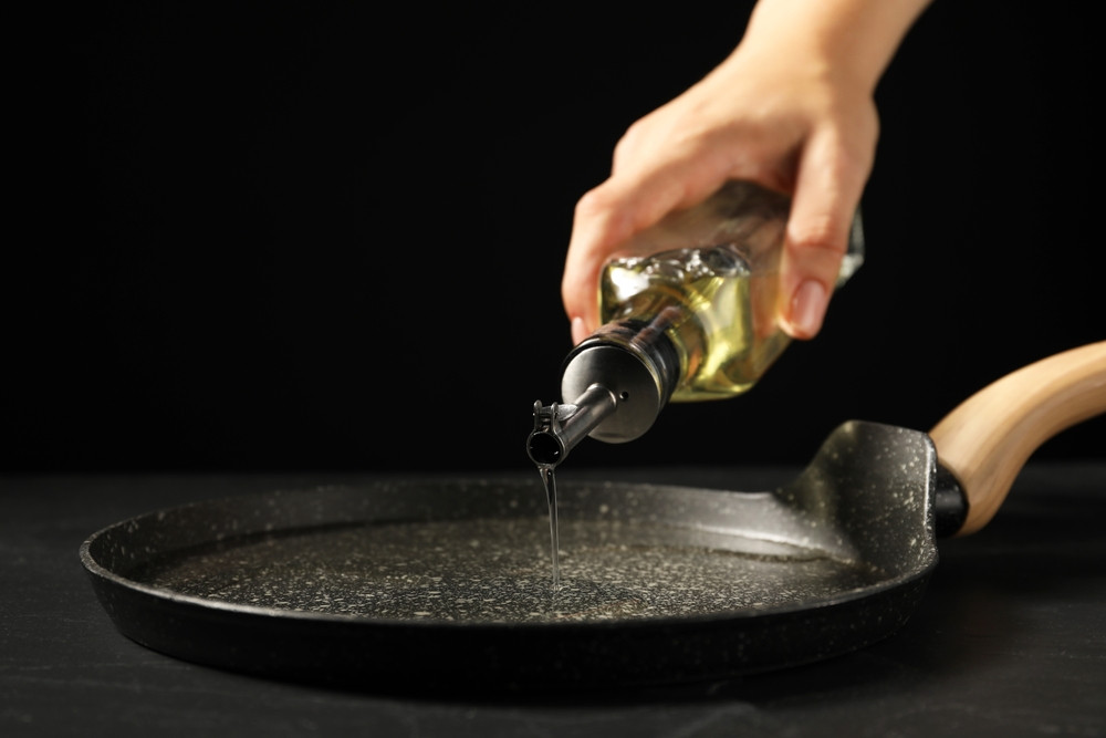 mettre huile dans un poêle 