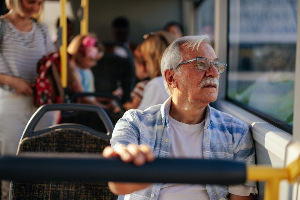 Homme senior assis dans bus