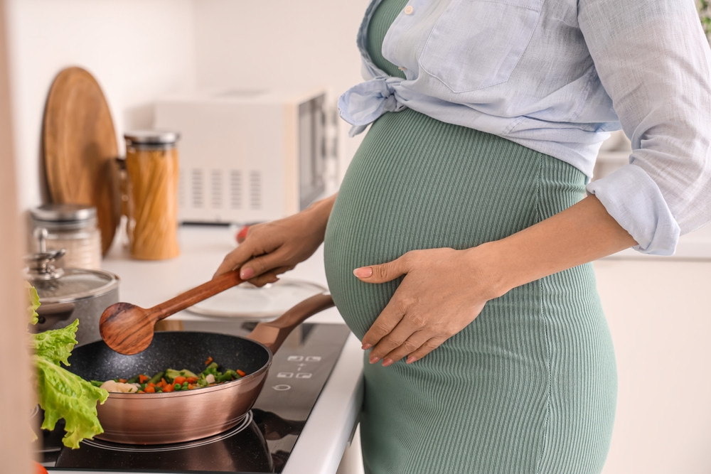 Femme enceinte qui cuisine