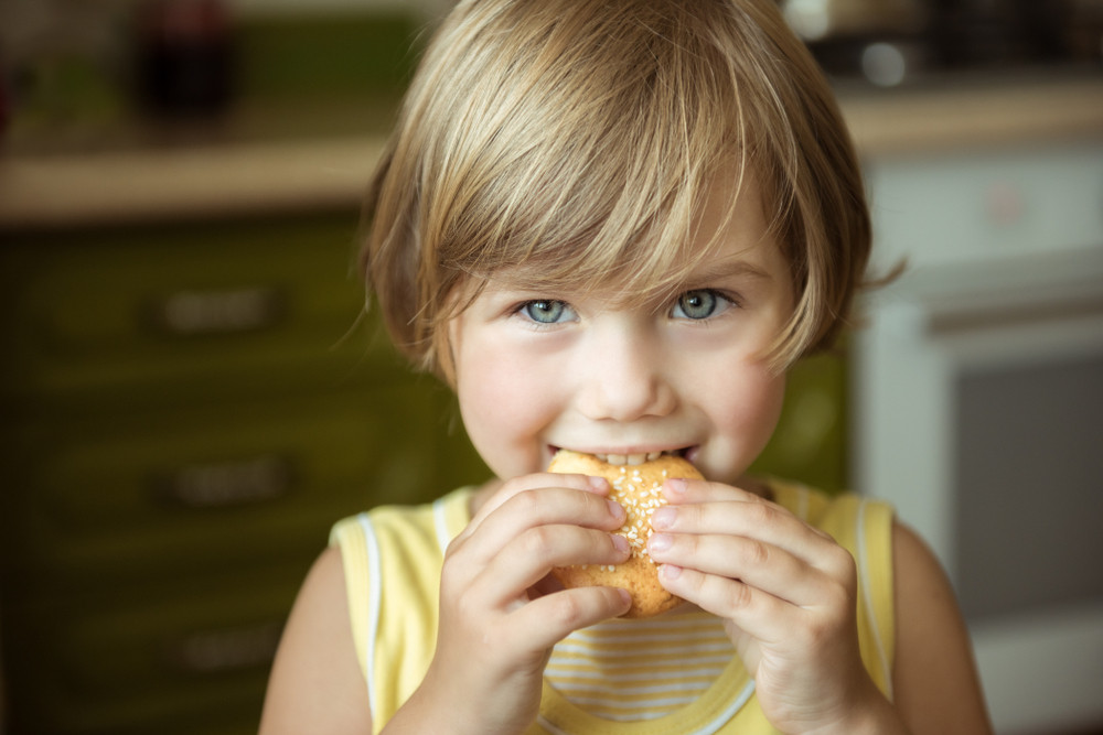 enfant qui mange un biscuit