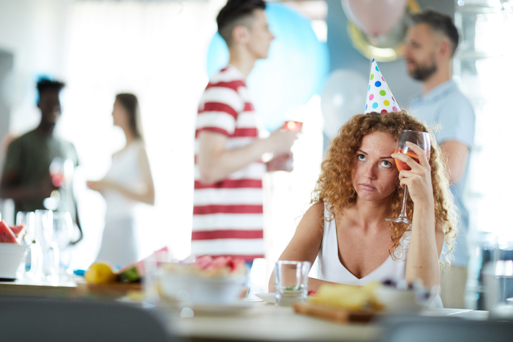 femme toute seule à une soirée