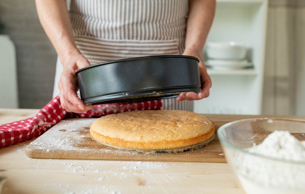 femme qui démoule un gâteau 