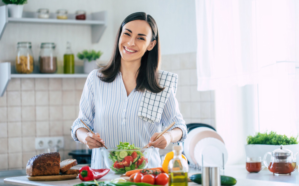 femme qui prépare une salade