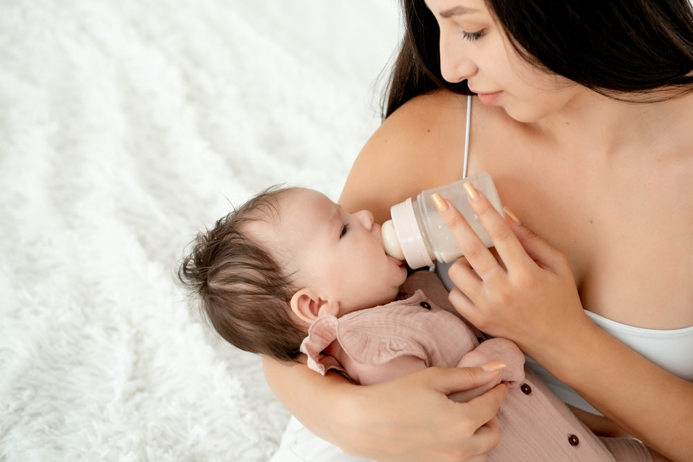 Que faire si mon bébé a encore faim 2 heures après son biberon ?