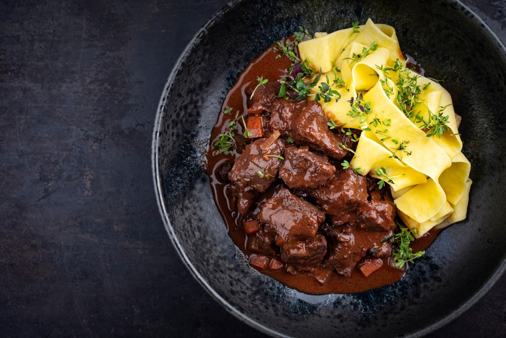 viande dans une sauce au vin rouge
