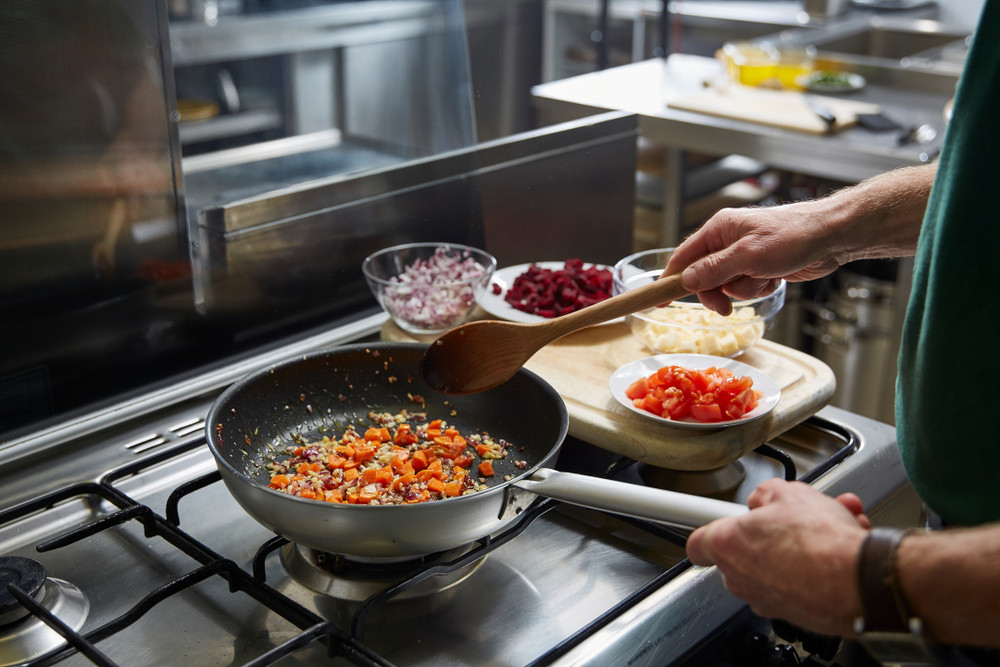 personne qui fait de la cuisine ayurvedique