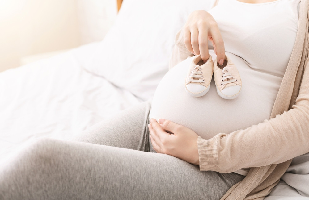 Ces aliments que l’on pense interdits pendant la grossesse mais qui sont en fait autorisés