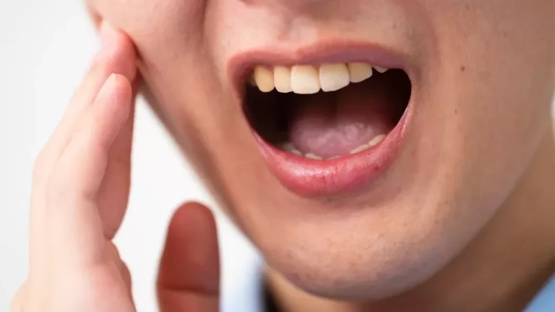 Comment calmer une douleur dentaire ? Solutions et remèdes efficaces