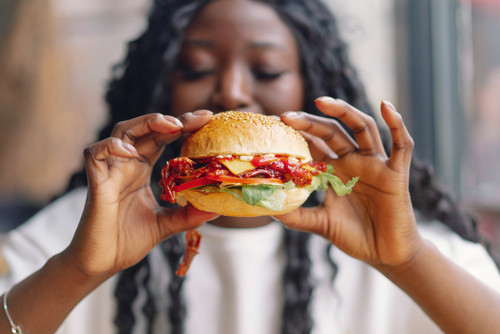 Manger avec les mains : une habitude bénéfique pour la santé ?