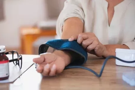Comment bien prendre sa tension artérielle à la maison ?