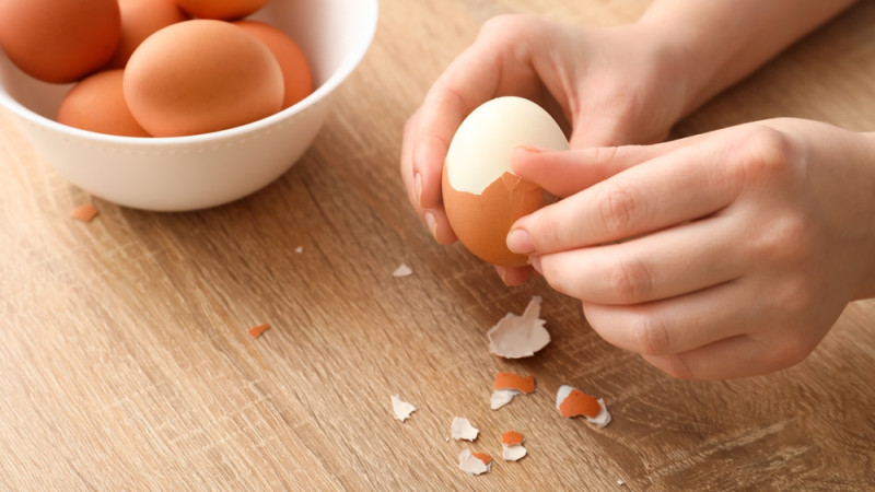 Écaler un œuf avec une simple cuillère : l'incroyable astuce qui va nous changer la vie !