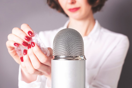 Les bienfaits de l’ASMR : pourquoi cette pratique fascine et apaise tant de personnes ?