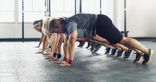 Plank toe tap : l'exercice plus efficace que le gainage pour des abdominaux toniques et un ventre plat