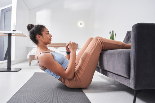 Fitness sur canapé : le circuit malin pour sculpter tout votre corps sans quitter le salon