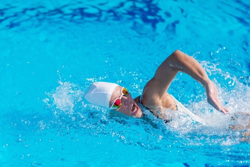 Adieu ventre gonflé : cet exercice de natation ultra ciblé fait fondre la graisse abdominale