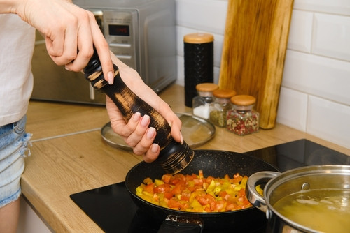 Manger très poivré : un coup de pouce pour la perte de poids ?