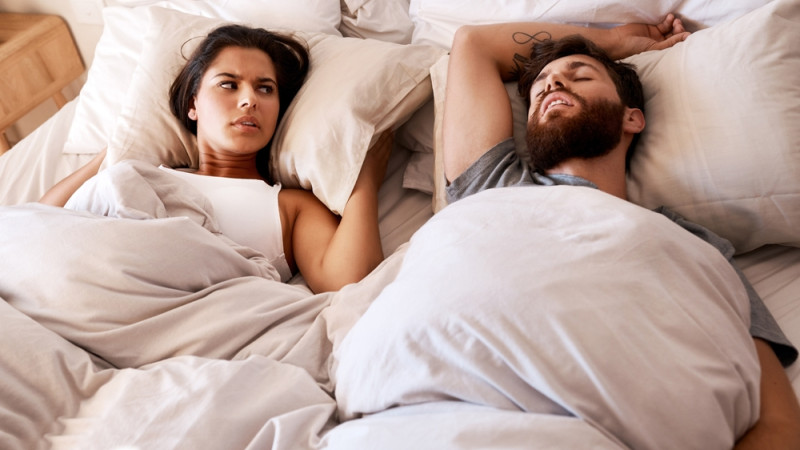 femme qui ne dort pas