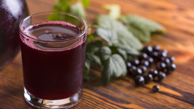 Le sirop de cassis : bienfaits, calories et utilisation en cuisine