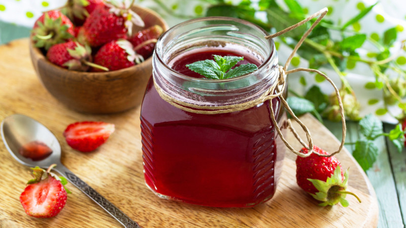 Le sirop de fraise : bienfaits, calories et utilisation en cuisine