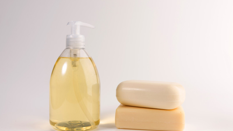 Savon liquide ou savon solide : que choisir pour la santé ?