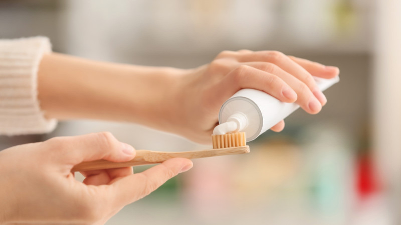 Faut-il mouiller sa brosse à dents avant de se laver les dents ?