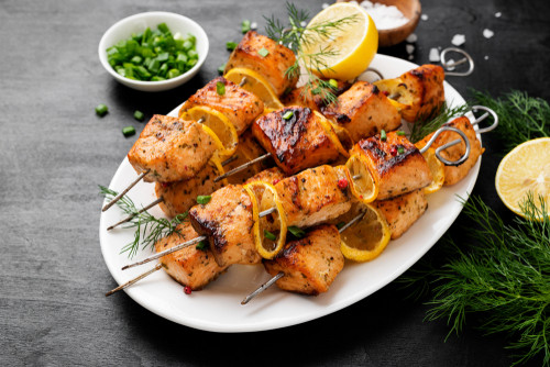 10 recettes de brochettes de poisson à faire au barbecue