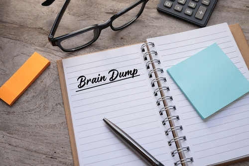 Libérez votre esprit : Adoptez le « brain dump » pour un sommeil réparateur et un quotidien apaisé
