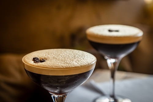 Recette de l’Espresso Martini : un cocktail chic et énergisant