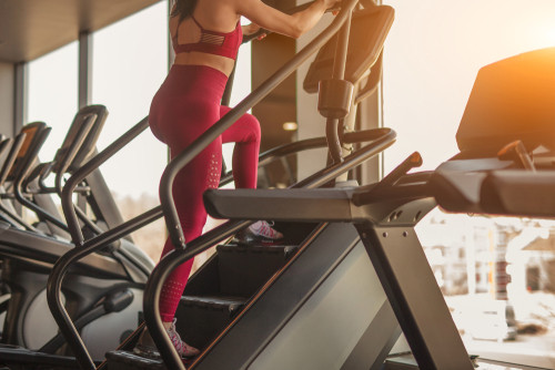 Optez pour le stair stepper : Le secret pour brûler plus de calories en marchant !
