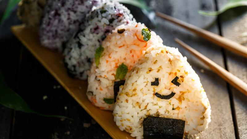 Quelles sont les garnitures possibles pour un onigiri japonais ?