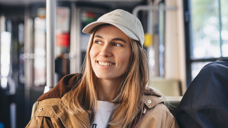 Porter une casquette accentue-t-il la chute des cheveux ?