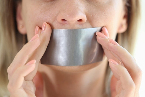 Se scotcher la bouche pour mieux dormir : bonne ou mauvaise idée ?