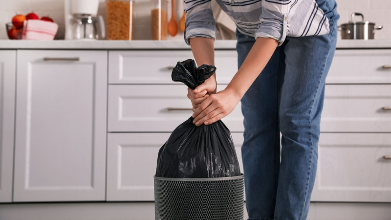 Comment bien nettoyer sa poubelle de cuisine ?