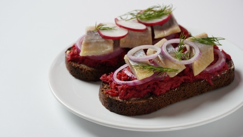 Smörrebröd : découvrez ces tartines danoises colorées et faciles à préparer !