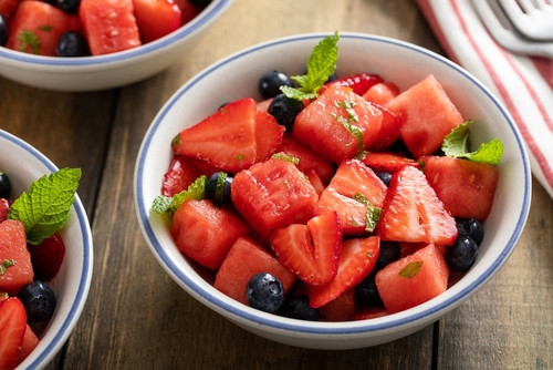 10 recettes de salades de fruits d’été