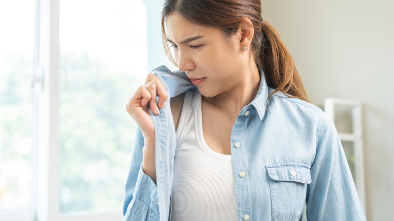 Pourquoi mes vêtements sentent-ils mauvais même après les avoir lavés ?