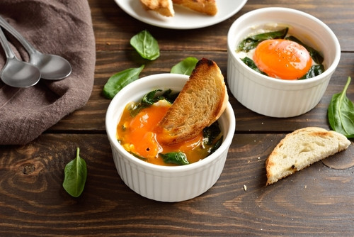 Recette d'œufs cocotte saumon-épinard 