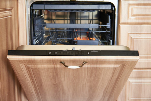 Découvrez l'astuce de la cuillère en bois pour optimiser votre lave-vaisselle