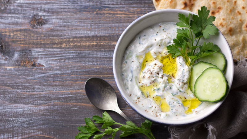 Comment les Grecs mangent-ils le tzatziki ?