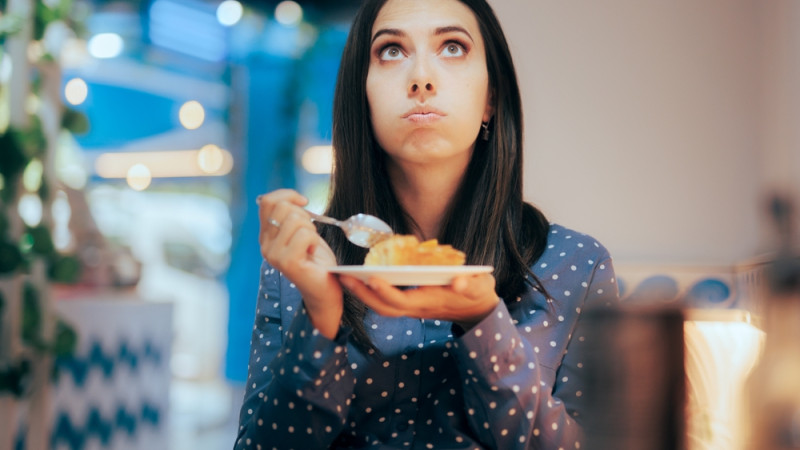 femme stressée qui mange