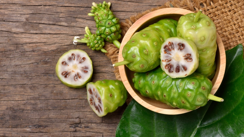 Les bienfaits du noni, un fruit tropical à connaître