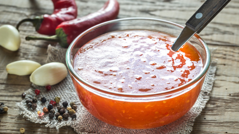 La sauce sriracha : bienfaits, calories et utilisation en cuisine