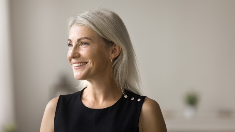 Cheveux fins après 50 ans, que faire ?