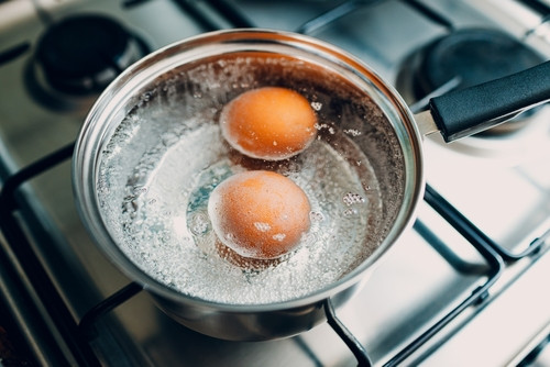 L'astuce infaillible pour des œufs à la coque parfaits : adieu les coquilles éclatées !