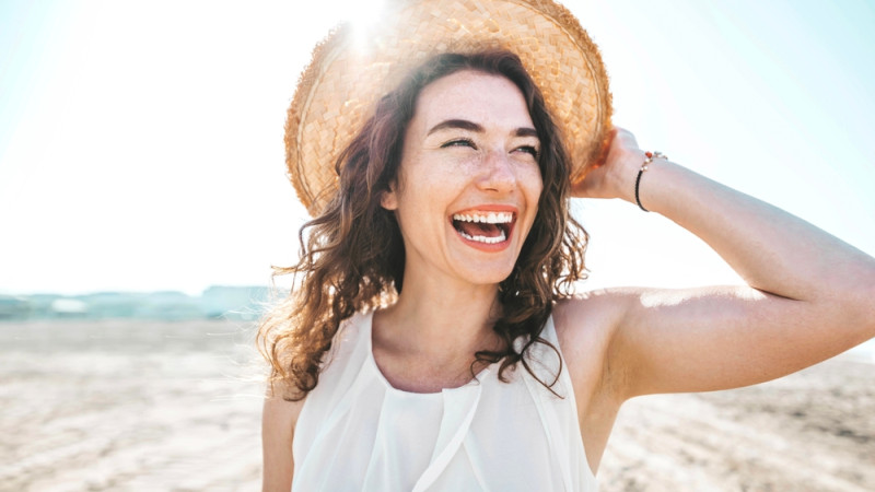 Comment se parfumer sans tacher sa peau au soleil ?