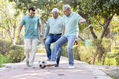 Découvrez le Walking Football : Le sport innovant qui séduit les seniors de 70 ans et plus !