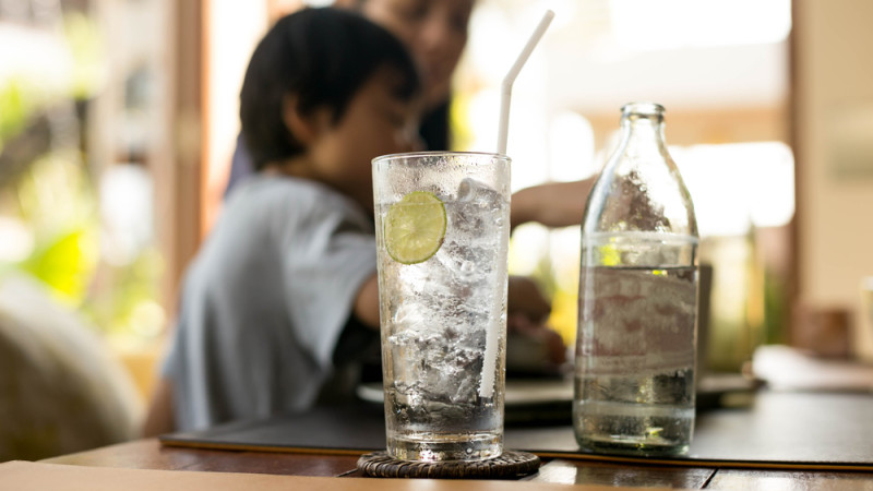 À partir de quel âge mon enfant peut boire de l’eau gazeuse ?