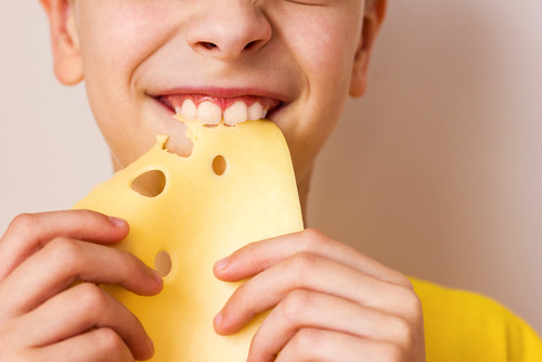 Manger avec les mains : la méthode qui booste la satiété et réduit les grignotages