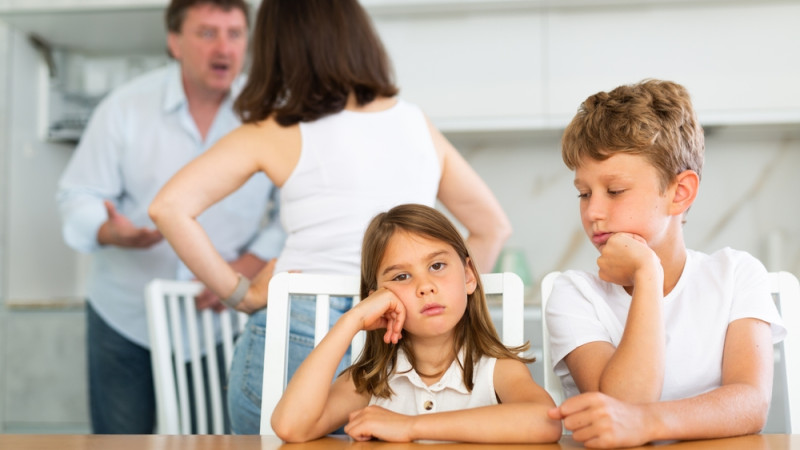 Mon conjoint ne me soutient pas face aux enfants : que faire ?