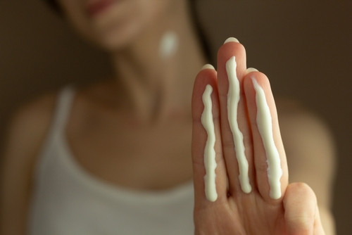 La règle des 3 doigts : la méthode idéale pour appliquer votre crème solaire